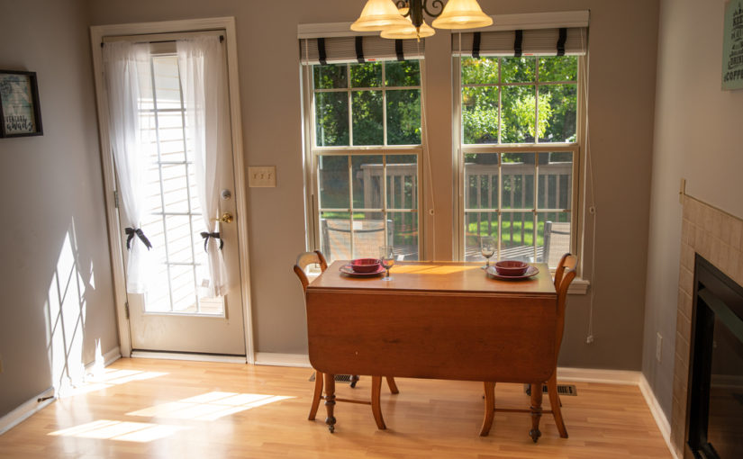 Obserwując obecne trendy w aranżacji wnętrz zauważymy spore używanie szkła hartowanego.