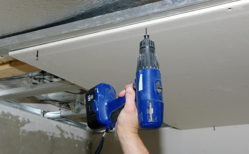 Montaż ścianek G-K i podwieszanych sufitów – jakie czynniki należy wziąć pod uwagę przy planowaniu i adaptacji?