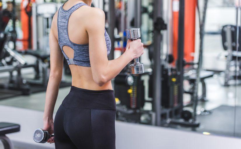 Szkło w Wnętrzu: Lustro jako Ekskluzywny Część do Nowoczesnej Przestrzeni.