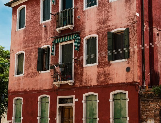 Innowacyjne elewacje: jak nowoczesne technologie i ekologia zmieniają estetykę nowoczesnych mieszkań